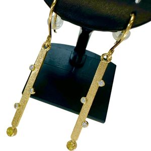 二手 18K 金耳環，鑲嵌 0.065/0.068 克拉黃色藍寶石和 0.043x2 克拉鑽石，重 2.6 克。