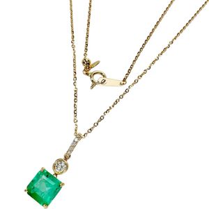 二手女士項鍊，鑲嵌一顆 1.60 克拉祖母綠和 0.13 克拉鑽石，18K 金材質，重 2.7 克，長 45 公分。