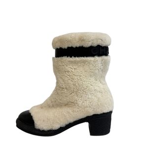 [Pre-owned] CHANEL Coco Mark Boots in White