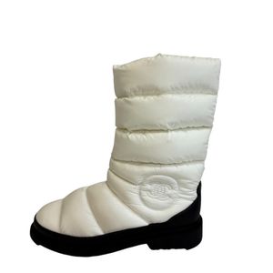 Pre-owned CHANEL Coco Mark Quilted Down Snow Boots in White