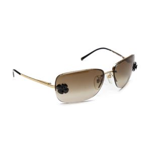 Chanel sunglasses with Coco Mark and case.
CHANEL Gold Braun[Pre-owned]