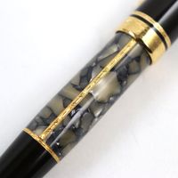 全新狀態 ○MONTBLANCMeisterstück 作家系列 1996 年亞歷山大·仲馬紀念款 18K 金 F 尖 18310/20000 鳶尾花圖案 三劍客主題 簽名鋼筆ブラウン筆盒及筆套 德國製造