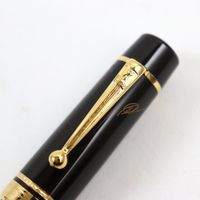 全新狀態 ○MONTBLANCMeisterstück 作家系列 1996 年亞歷山大·仲馬紀念款 18K 金 F 尖 18310/20000 鳶尾花圖案 三劍客主題 簽名鋼筆ブラウン筆盒及筆套 德國製造