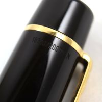 全新狀態 ○MONTBLANCMeisterstück 作家系列 1996 年亞歷山大·仲馬紀念款 18K 金 F 尖 18310/20000 鳶尾花圖案 三劍客主題 簽名鋼筆ブラウン筆盒及筆套 德國製造