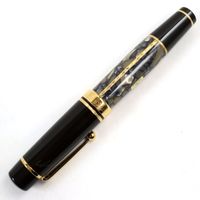 全新狀態 ○MONTBLANCMeisterstück 作家系列 1996 年亞歷山大·仲馬紀念款 18K 金 F 尖 18310/20000 鳶尾花圖案 三劍客主題 簽名鋼筆ブラウン筆盒及筆套 德國製造