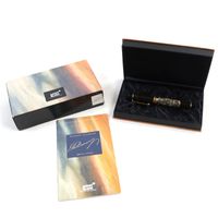 全新狀態 ○MONTBLANCMeisterstück 作家系列 1996 年亞歷山大·仲馬紀念款 18K 金 F 尖 18310/20000 鳶尾花圖案 三劍客主題 簽名鋼筆ブラウン筆盒及筆套 德國製造