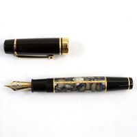 全新狀態 ○MONTBLANCMeisterstück 作家系列 1996 年亞歷山大·仲馬紀念款 18K 金 F 尖 18310/20000 鳶尾花圖案 三劍客主題 簽名鋼筆ブラウン筆盒及筆套 德國製造