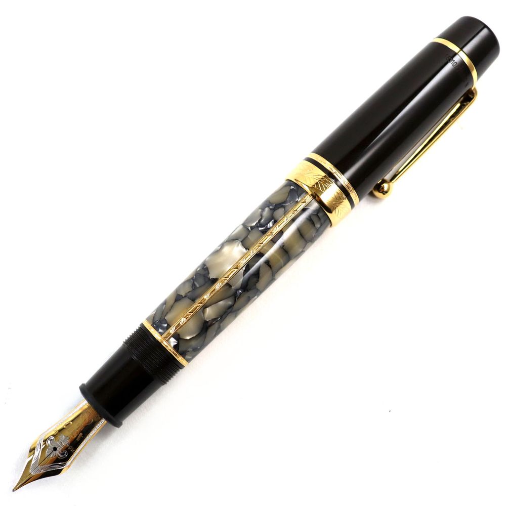 全新狀態 ○MONTBLANCMeisterstück 作家系列 1996 年亞歷山大·仲馬紀念款 18K 金 F 尖 18310/20000 鳶尾花圖案 三劍客主題 簽名鋼筆ブラウン筆盒及筆套 德國製造
