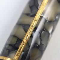 全新狀態 ○MONTBLANCMeisterstück 作家系列 1996 年亞歷山大·仲馬紀念款 18K 金 F 尖 18310/20000 鳶尾花圖案 三劍客主題 簽名鋼筆ブラウン筆盒及筆套 德國製造