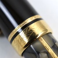 全新狀態 ○MONTBLANCMeisterstück 作家系列 1996 年亞歷山大·仲馬紀念款 18K 金 F 尖 18310/20000 鳶尾花圖案 三劍客主題 簽名鋼筆ブラウン筆盒及筆套 德國製造