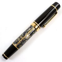 全新狀態 ○MONTBLANCMeisterstück 作家系列 1996 年亞歷山大·仲馬紀念款 18K 金 F 尖 18310/20000 鳶尾花圖案 三劍客主題 簽名鋼筆ブラウン筆盒及筆套 德國製造