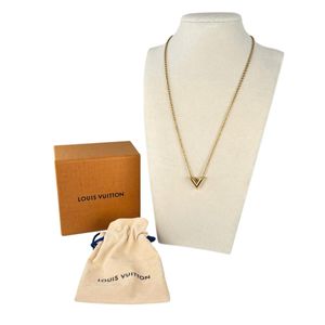 Louis Vuitton M61083 Collier Essential V Perle Necklace
LOUIS VUITTON Gold [Pre-owned]
