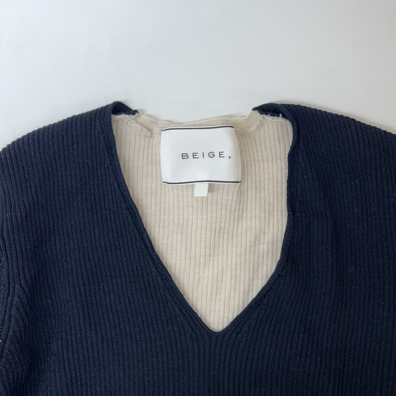 ベイジ ﾍﾞｰｼﾞｭ×ﾌﾞﾗｯｸ LA MONNAIE Vﾈｯｸﾆｯﾄ 4 洗える・VERY NaVY掲載】LA MONNAIE / バイカラーウールタートルニット