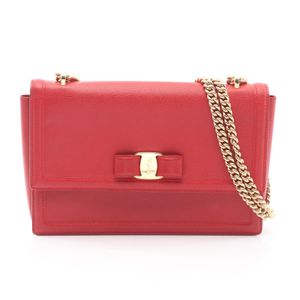 [มือสอง] กระเป๋าสะพายไหล่ Salvatore Ferragamo รุ่น Vara Ribbon, 21 G462, หนังสีแดง, กระเป๋าสะพายไหล่แบบมีโซ่ Vara Ribbon สำหรับผู้หญิง