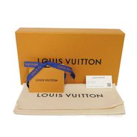 二手LOUIS VUITTONLV x TM 夏洛特聯名鉛筆袋，由村上隆設計，飾有愛斯咳朗/Bron白色花朵 LV 標誌。全新未使用。 Monogram顏色粉紅筆袋。 GI1303