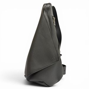 近乎全新 ▼ LOEWE B511A09X12 Anton 斜挎皮革 Anagram Logo 包，灰色，銀色五金，葡萄牙製造，男士，帶防塵袋
