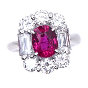 아름다운 루비 2.20ct, 다이아몬드 2.43ct가 세팅된 Pt900 링입니다. GIA 감정서가 포함되어 있으며, 태국산 플래티넘 다이아몬드로 제작되었습니다. 사이즈는 12호이며, 레드 컬러가 매력적인 이 반지는 중고 제품입니다.