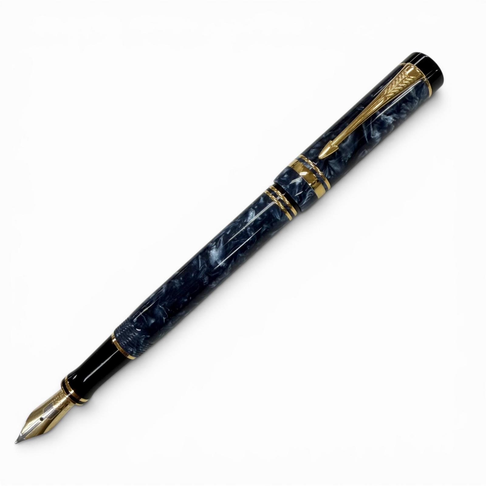 品相極佳 ▼ PARKER Duofold Centennial 鋼筆，18K 金筆尖 (F)，大理石藍，黑色和金色，英國製造，男士。