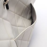【二手】香奈兒絎縫手提包，飾有大號Coco標誌，白色，魚子醬紋小牛皮（粒面小牛皮），女士手提包