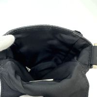 PRADA 三角形Plate單肩包