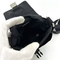 PRADA 三角形Plate單肩包
