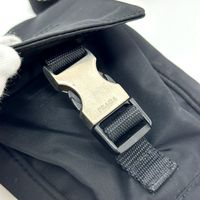 PRADA 三角形Plate單肩包