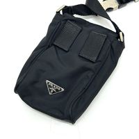 PRADA 三角形Plate單肩包