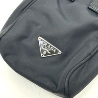 PRADA 三角形Plate單肩包