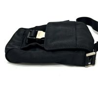 PRADA 三角形Plate單肩包