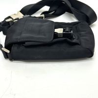PRADA 三角形Plate單肩包