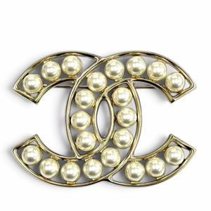 Mint condition★CHANEL B25V Coco Mark Faux Pearl Brooch, White with Gold Hardware, Made in Italy, Women's, with Box and Dust Bag.