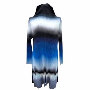 全新 △ PLEATS PLEASE by Issey Miyake PP23-JT736 高領長袖漸變束腰連身裙，藍色調，顏色3，日本製造，正品，女款。
