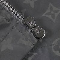 成色極佳 ▼LOUIS VUITTONLouis Vuitton 22AW HNK48W 中長款 Monogram 印花連帽風衣，黑色，尺寸 50，附衣架和防塵袋，義大利製造，正品男士