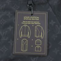 成色極佳 ▼LOUIS VUITTONLouis Vuitton 22AW HNK48W 中長款 Monogram 印花連帽風衣，黑色，尺寸 50，附衣架和防塵袋，義大利製造，正品男士