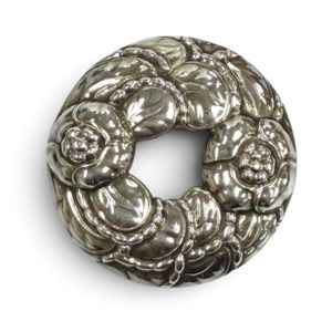 Excellent condition ★ Georg Jensen Floral Wreath Brooch, size 42, 925 sterling silver, weight 23.7g, women's, with box and dust bag.