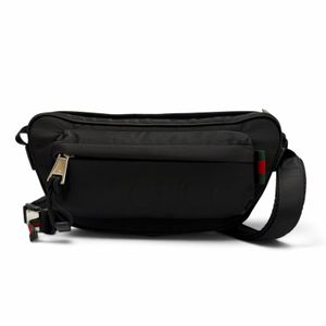 成色極佳 ▼ GUCCI 802096 Web Line 尼龍皮革壓紋Logo單肩斜背包 黑色 義大利製造 男士