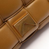 [중고] BOTTEGA VENETA 숄더백 패디드 카세트 인트레치아토 브라운 레더 패디드 카세트백 여성용 Used A
