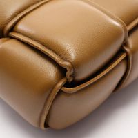 [중고] BOTTEGA VENETA 숄더백 패디드 카세트 인트레치아토 브라운 레더 패디드 카세트백 여성용 Used A