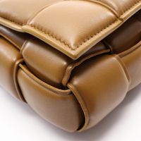 [중고] BOTTEGA VENETA 숄더백 패디드 카세트 인트레치아토 브라운 레더 패디드 카세트백 여성용 Used A
