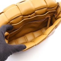 [중고] BOTTEGA VENETA 숄더백 패디드 카세트 인트레치아토 브라운 레더 패디드 카세트백 여성용 Used A