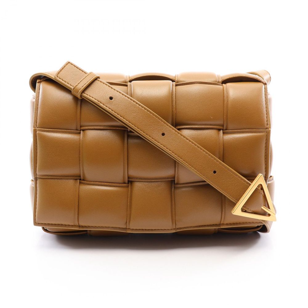 [중고] BOTTEGA VENETA 숄더백 패디드 카세트 인트레치아토 브라운 레더 패디드 카세트백 여성용 Used A