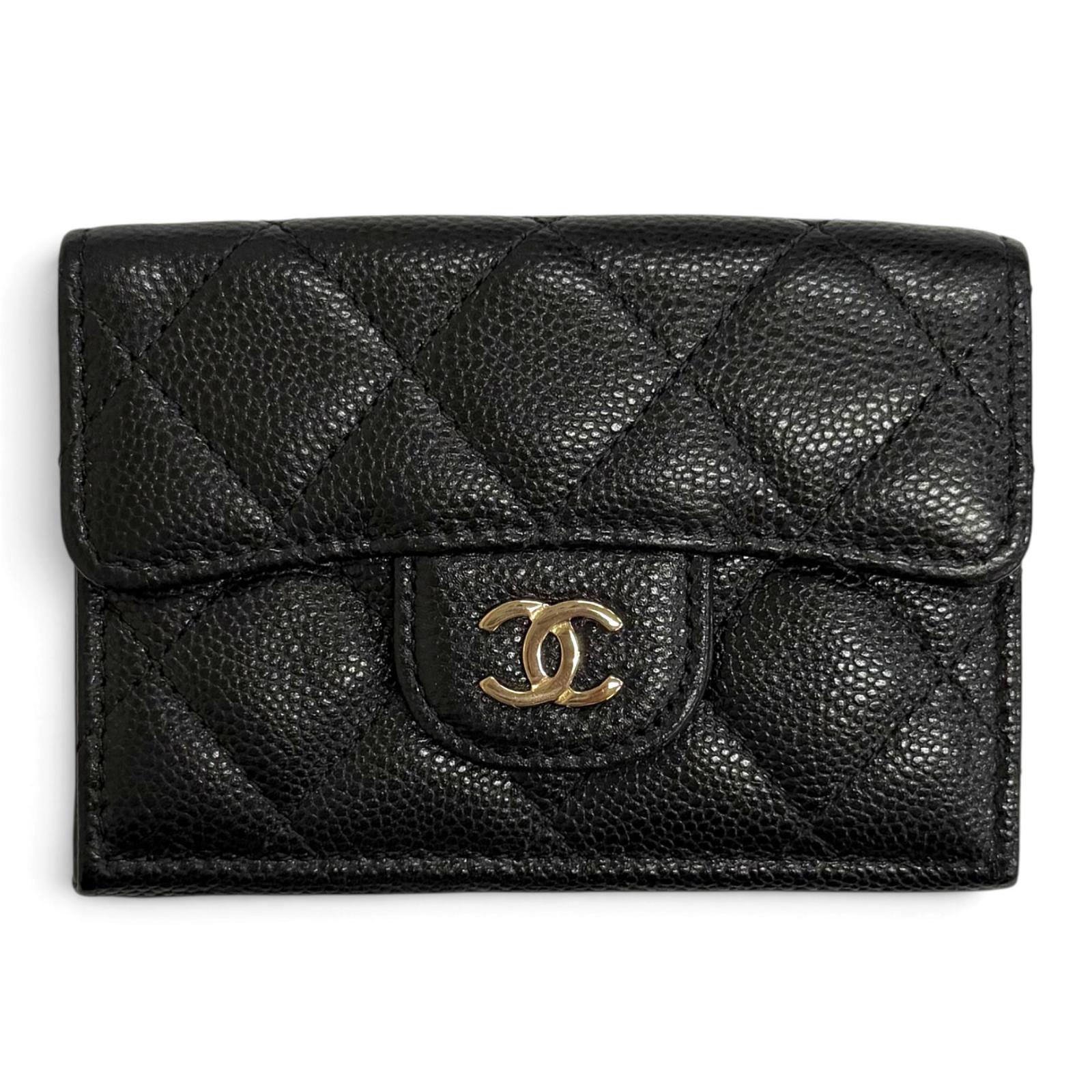 全新 △CHANEL AP0230 Matelassé Timeless Classic 小號翻蓋錢包，魚子醬皮革，緊湊型錢包，三折錢包，黑色配金色五金，義大利製造，女士，帶盒子和防塵袋。