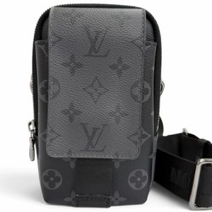 成色極佳 □LOUIS VUITTONM81321 Monogram Eclipse 雙手機袋單肩包 黑色 西班牙製造 男士