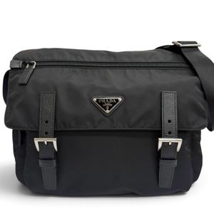 成色極佳 □ PRADA 1BD671 再生尼龍三角標誌斜背包/肩背包 黑色 義大利製造 男士