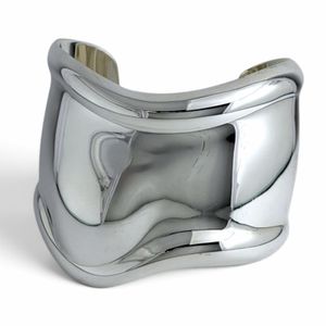 成色極佳 □ TIFFANY&Co. Tiffany AG925 骨形手鐲，左手款，銀色，義大利製造，重 87.3 克，男士