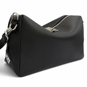 成色極佳 □ FENDI Louis 中型粒面小牛皮 FF 金屬雙肩包，黑色，義大利製造，男士，零售價：¥413,600