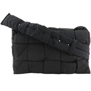 บอตเตก้า เวเนต้า BOTTEGAVENETA กระเป๋าสะพายไหล่ Padded Tech Cassette ไนลอน สีดำ สะพายเฉียง, สะพายไหล่, ใส่ A4 ได้ ระบบแม่เหล็ก Unisex 【สินค้ามือสอง】
