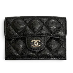 สภาพดีเยี่ยม△CHANEL ชาแนล กระเป๋าสตางค์ใบเล็กแบบพับสามทบ หนังคาเวียร์ โลโก้ CC ซีเรียลนัมเบอร์แบบสุ่ม สีดำ อะไหล่เงิน ผลิตในอิตาลี สำหรับสุภาพสตรี พร้อมกล่องและถุงเก็บฝุ่น